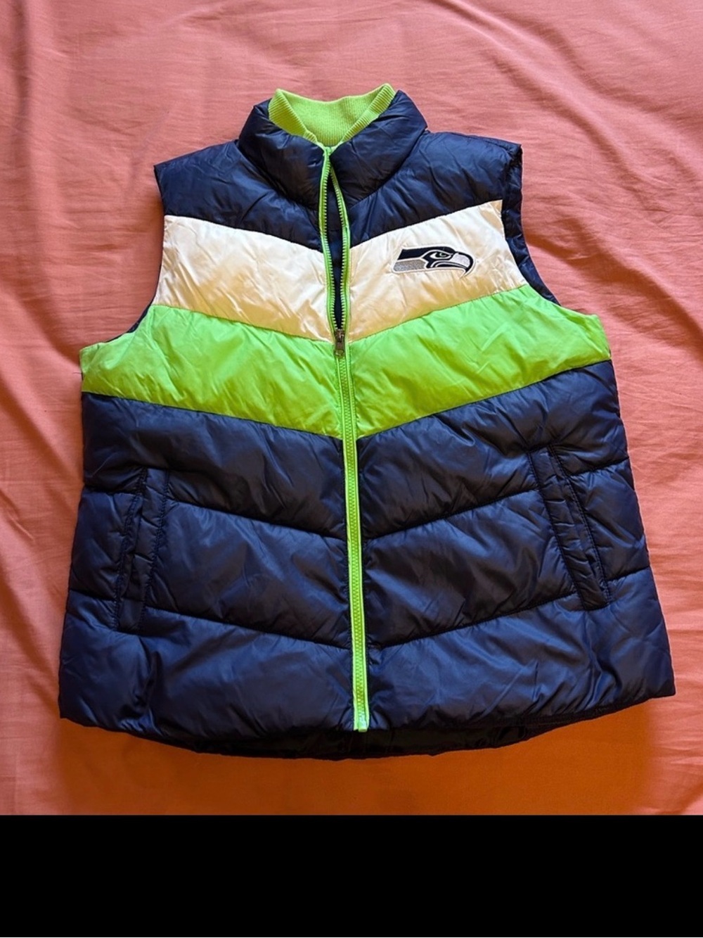 Seahawks women’s vest, men’s pullover, beanie & 2 Sbux ornaments - Picture 7 of 16
